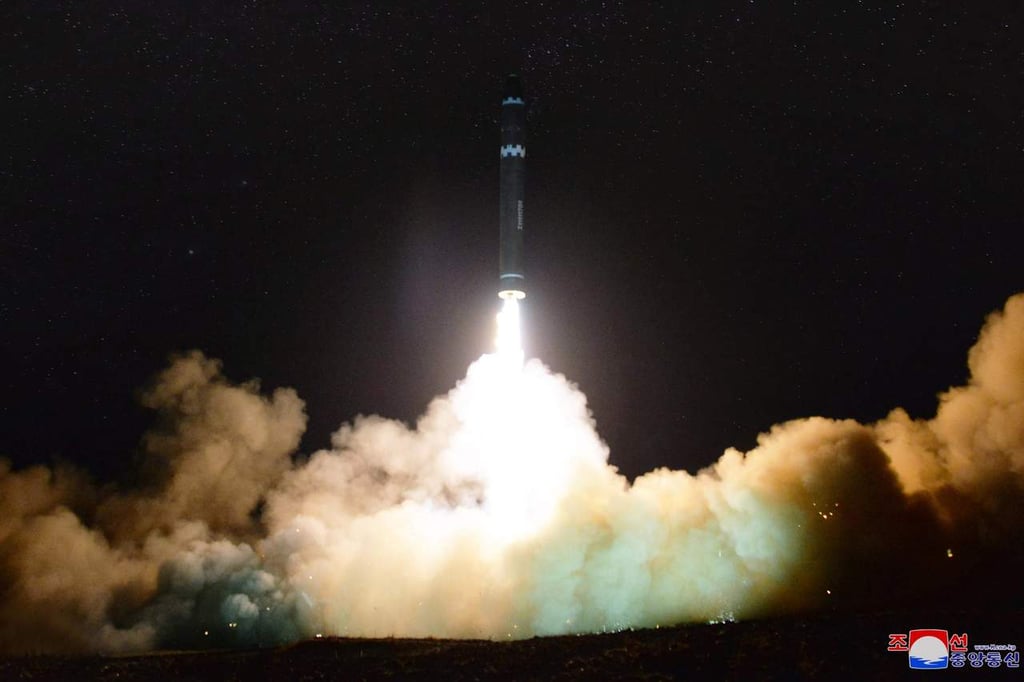 Publica Norcorea galería de fotografías de su último misil