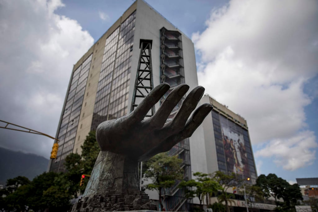 Arrestan a más de 100 funcionarios de petrolera estatal de Venezuela