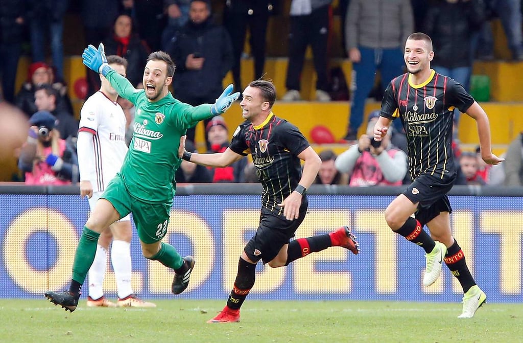 'Cruzazulea' el Milán ante Benevento con gol del portero incluido