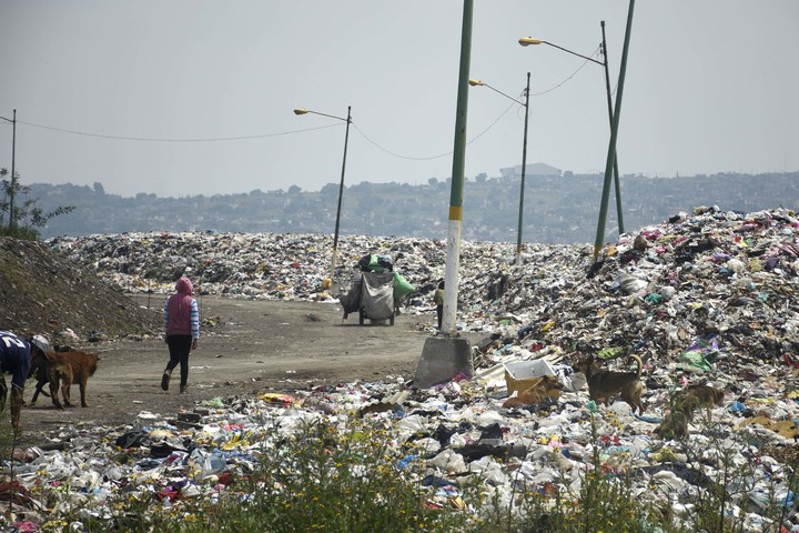 Guanaceví tira su basura al aire libre