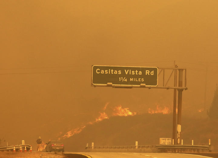 Las llamas arrasan con viviendas en California