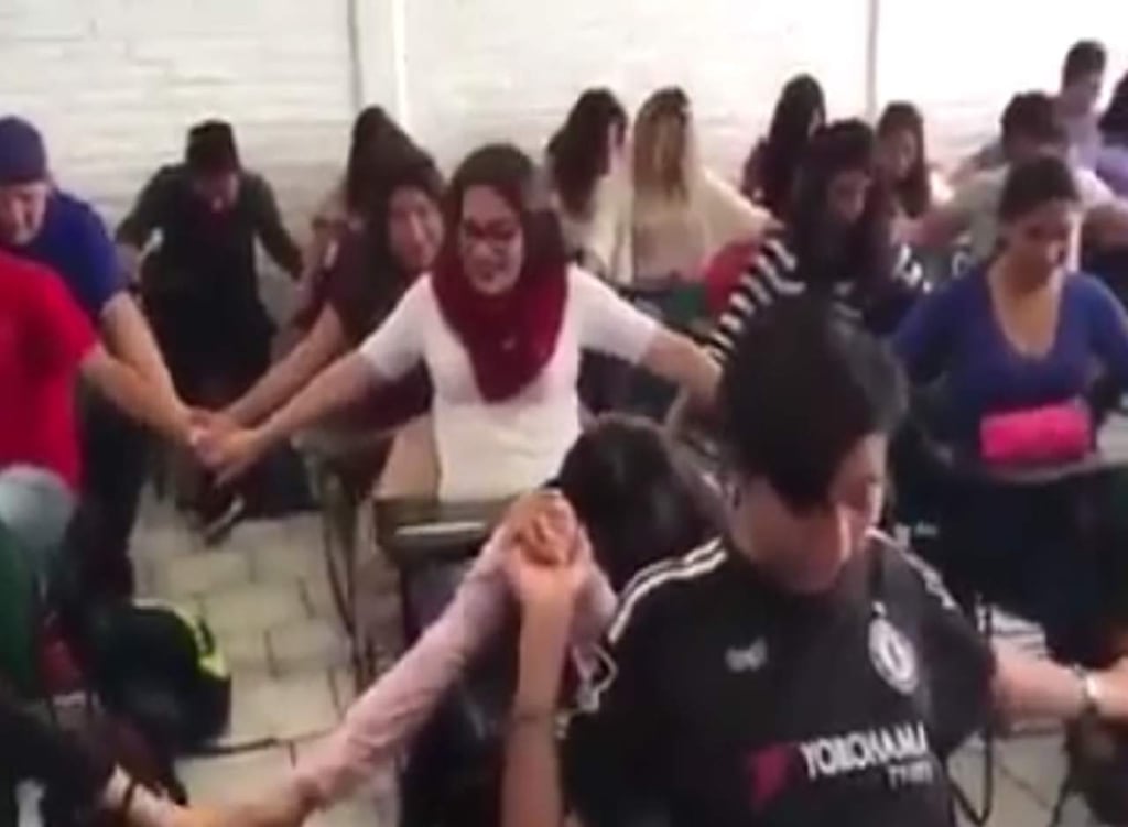 Estudiantes rezan para que nadie repruebe los exámenes