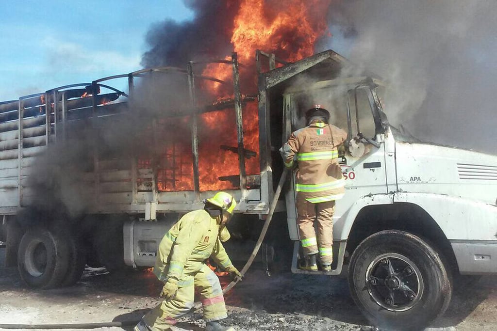 Se incendia camión dentro de un corralón