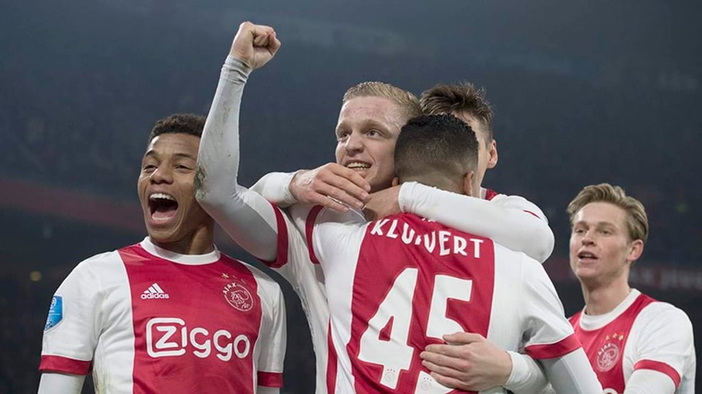 Ajax se lleva el clásico ante PSV; Lozano, titular