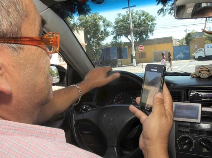 Piden cárcel para quien usa celular al conducir