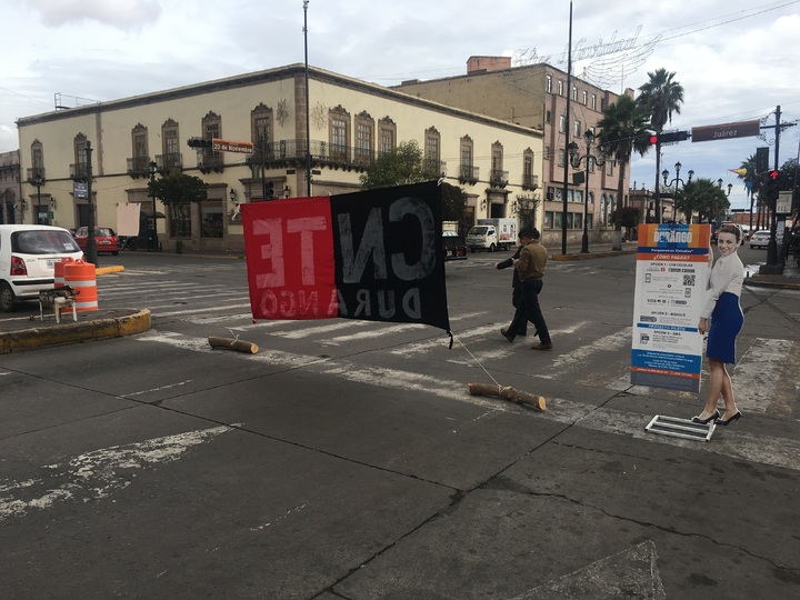 Maestros bloquean avenida 20 de Noviembre