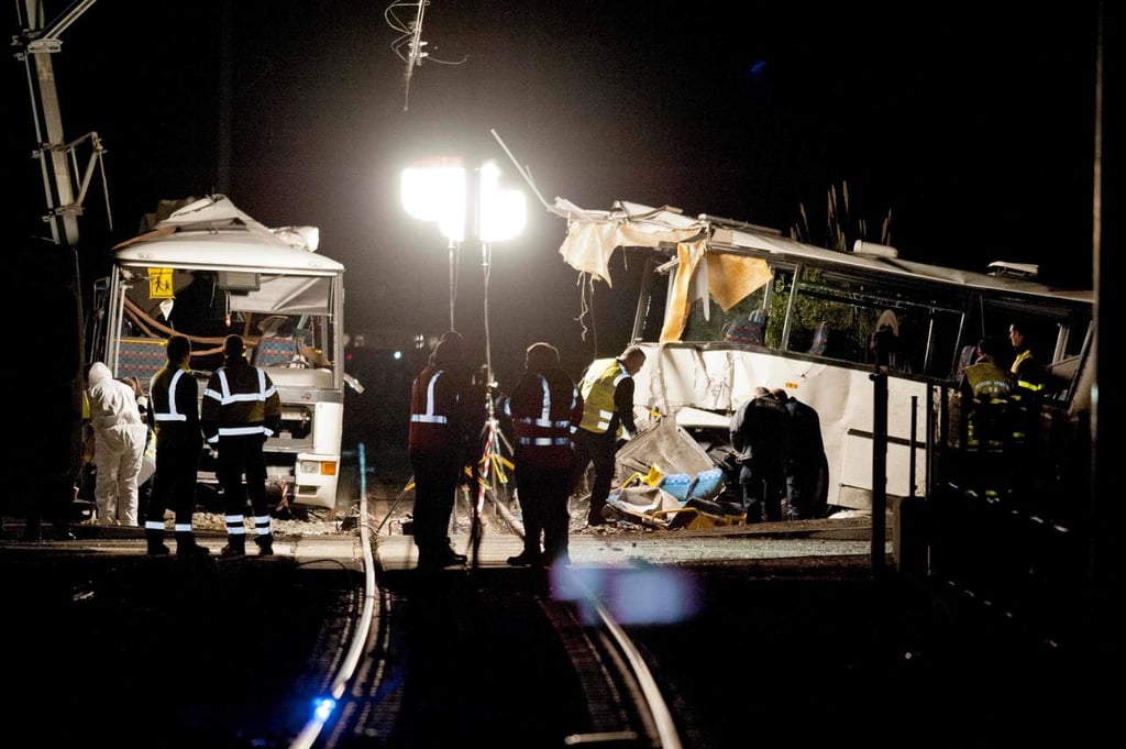 Suman 6 los muertos por choque de tren con autobús en Francia