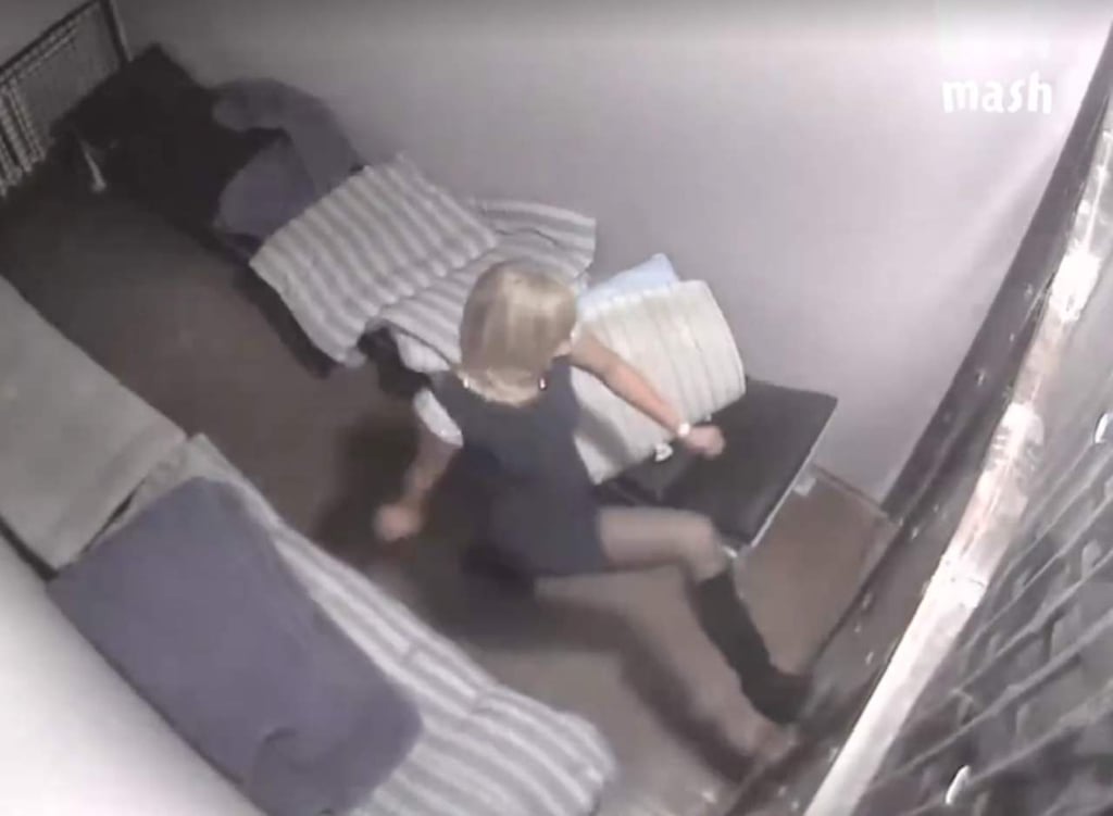 Mujer golpea la puerta de su celda y se fractura una pierna