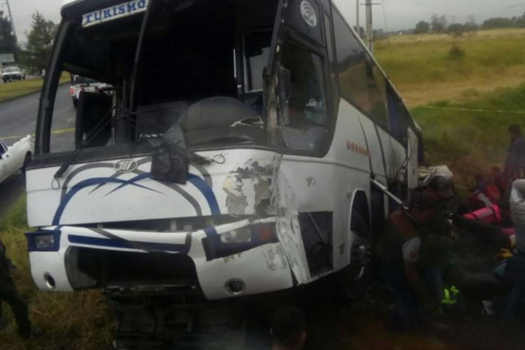 Choque de autobús contra tren en Jalisco deja dos muertos