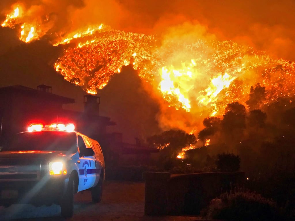 Amplía California órdenes de evacuación por incendio Thomas