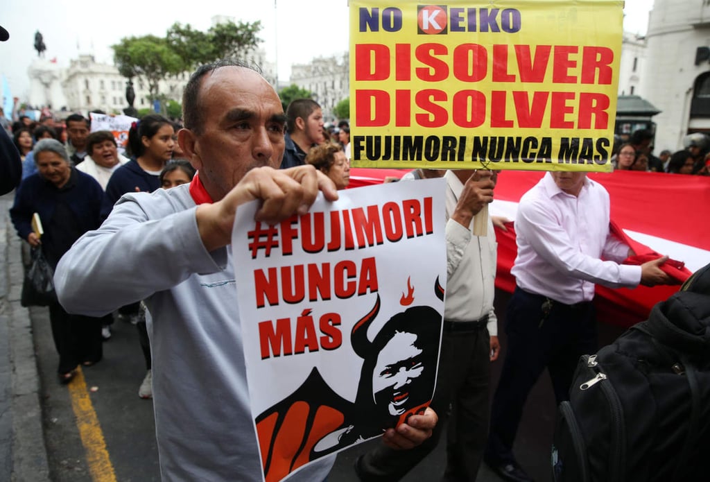 Dos mil peruanos marchan contra posible destitución de su presidente