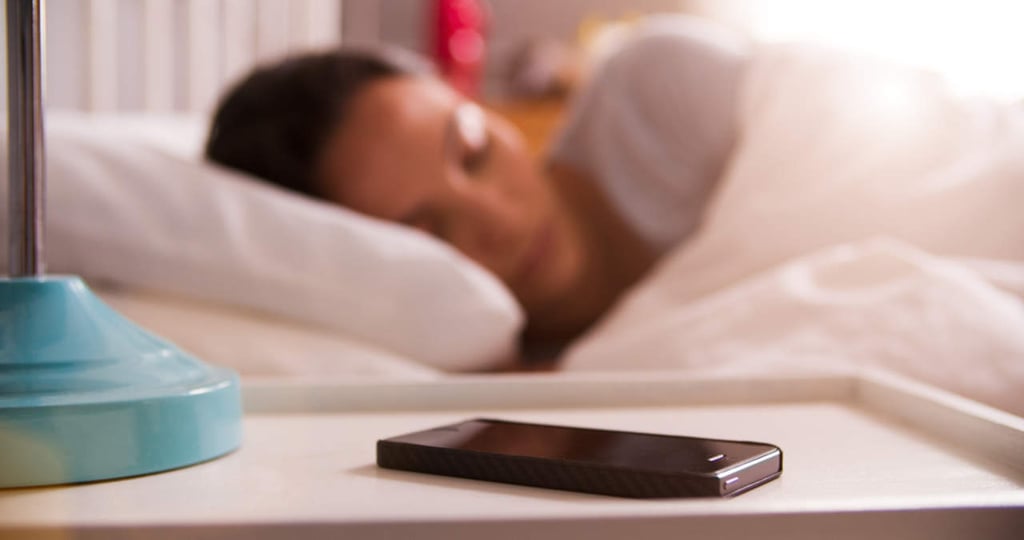 ¿Por qué es peligroso dormir con el celular al lado?