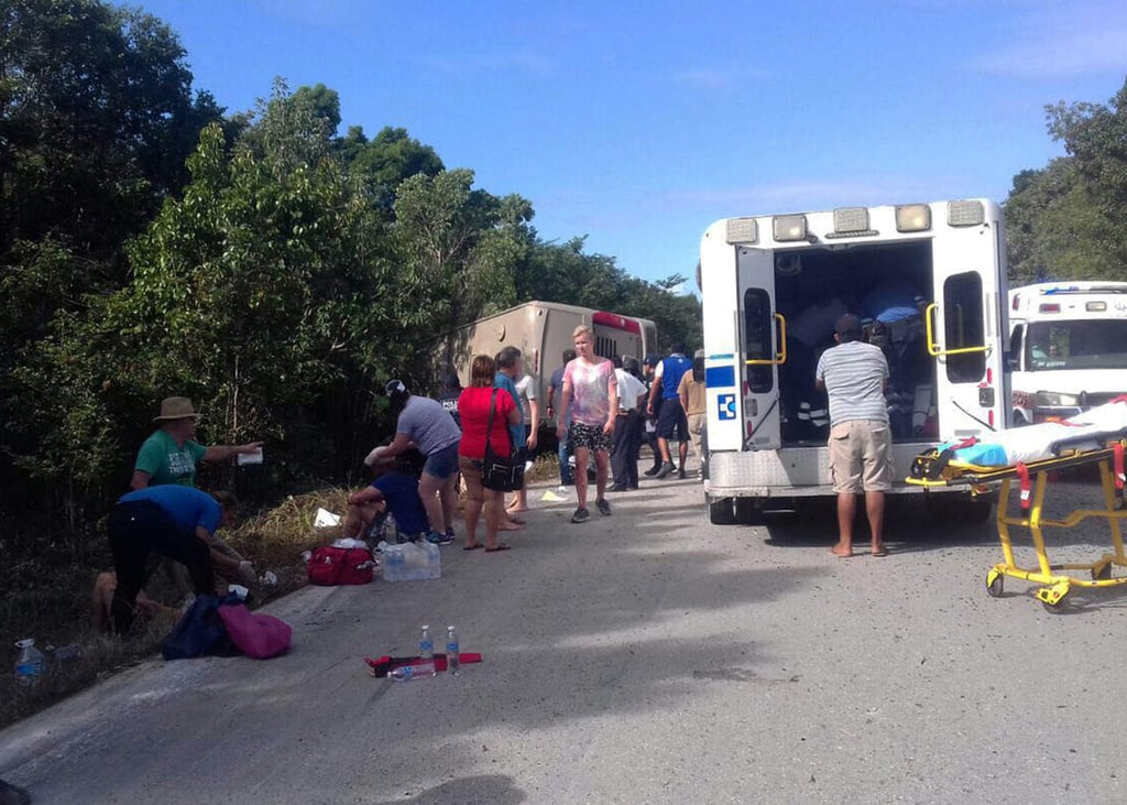 Se elevan a 12 los muertos por volcadura de camión turístico en Quintana Roo