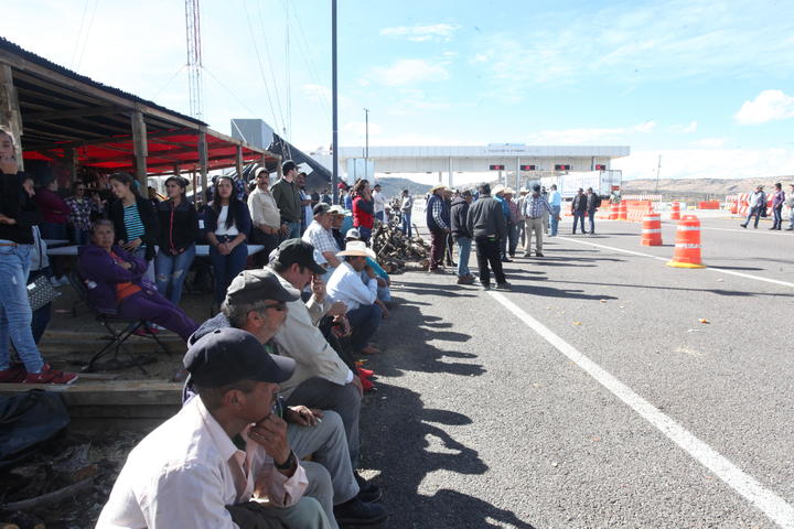 Se mantienen ejidatarios en caseta de la supercarretera Durango-Mazatlán