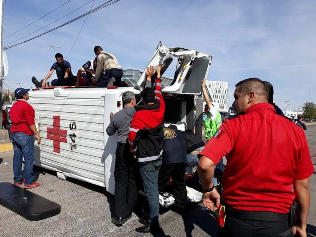 Chocan y vuelca ambulancia de Cruz Roja; después fallece la paciente