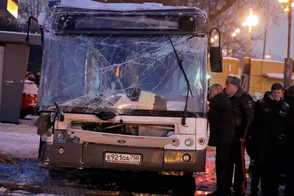 Mueren al menos 5 arrollados por autobús en una acera en Moscú
