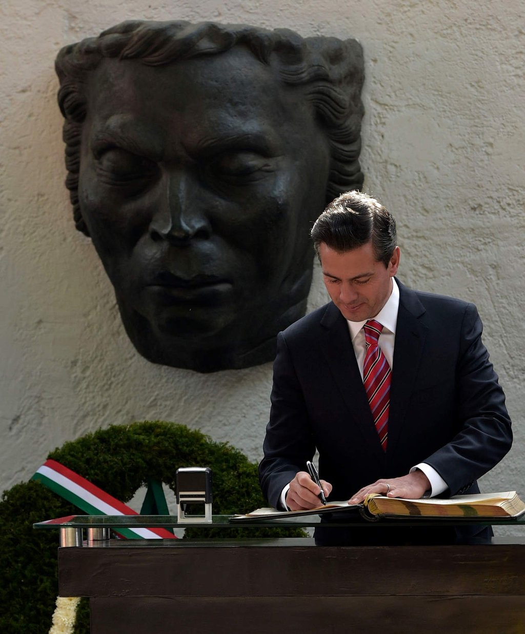 Peña Nieto desea felicidad, amor y unidad en Navidad