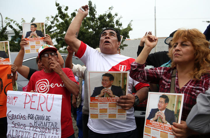 Fujimori pide perdón; arrecian las protestas