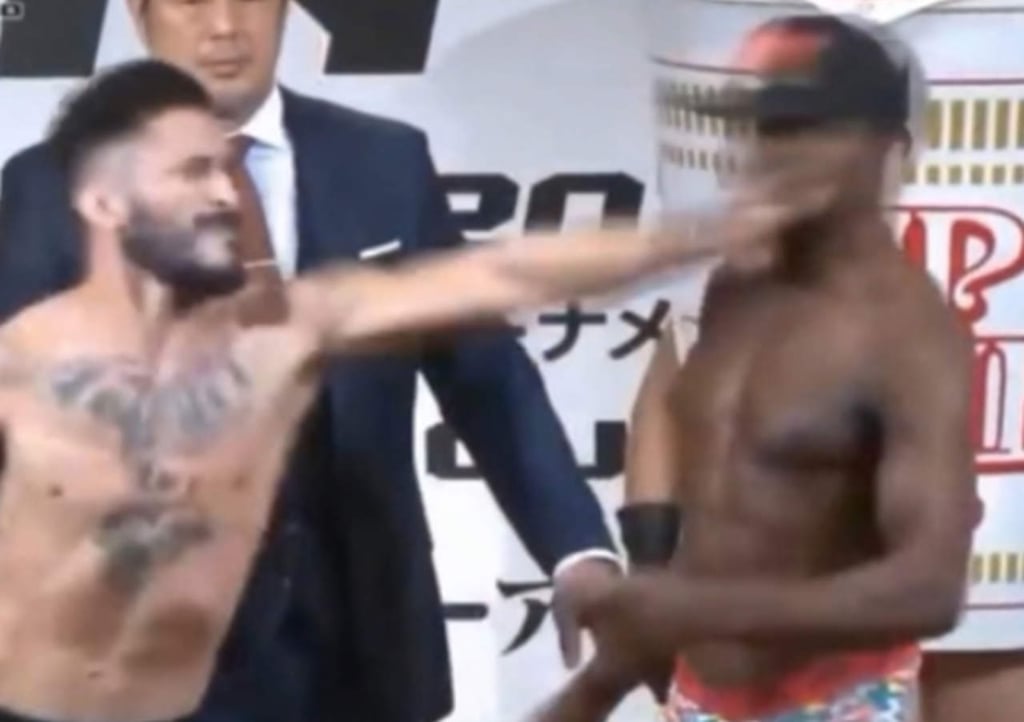 Luchador de MMA golpea a su rival durante pesaje