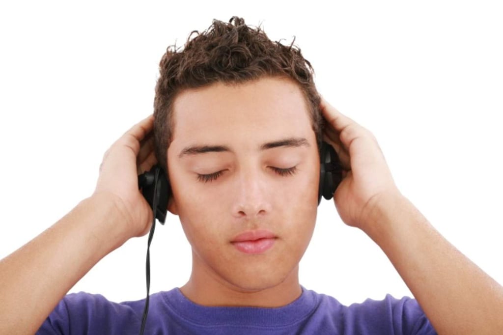 Uso constante de celulares y audífonos disminuye capacidad de audición