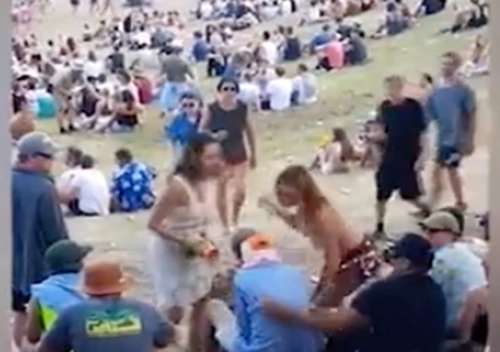 Hombre intenta acosar a una chica en 'topless' y recibe golpiza