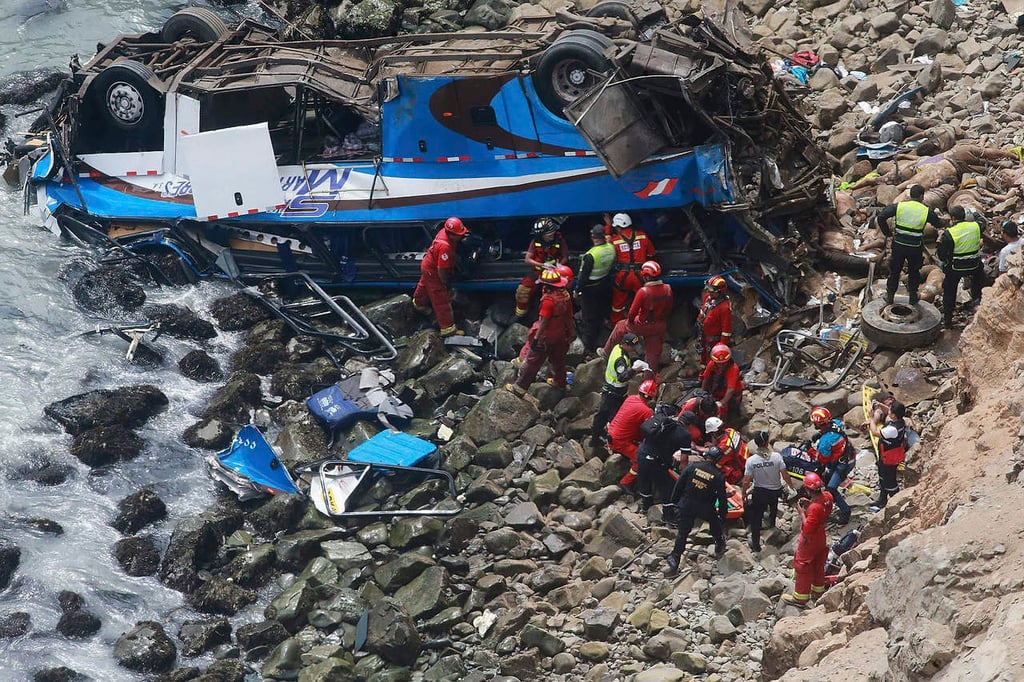 Mueren 36 personas al caer autobús a precipicio en Perú