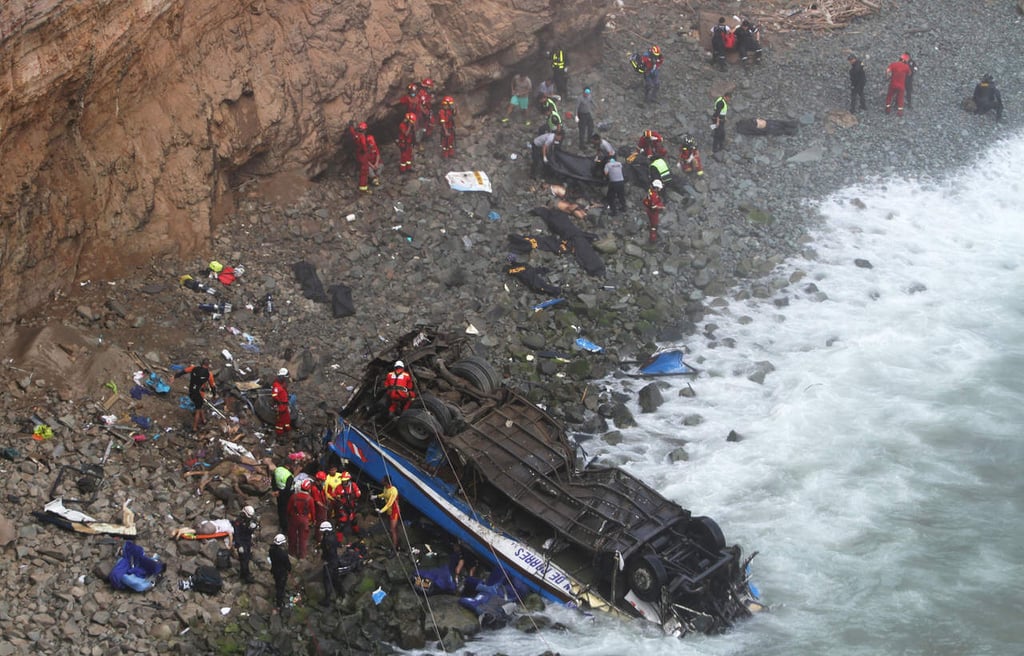 Sube a 48 víctimas por accidente de carretera en Perú
