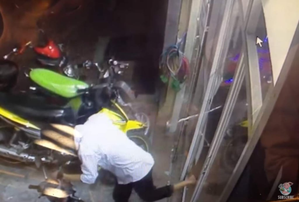 VIDEO: Atraviesa una puerta de vidrio y sale ileso