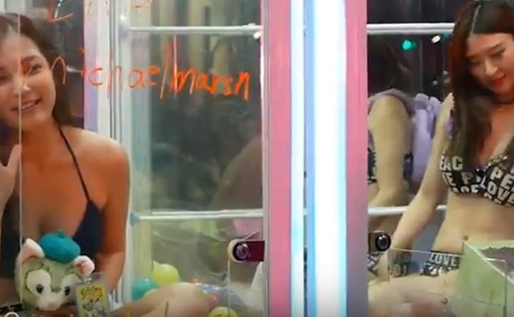 Exhiben a chicas en bikini dentro de maquinas de peluches