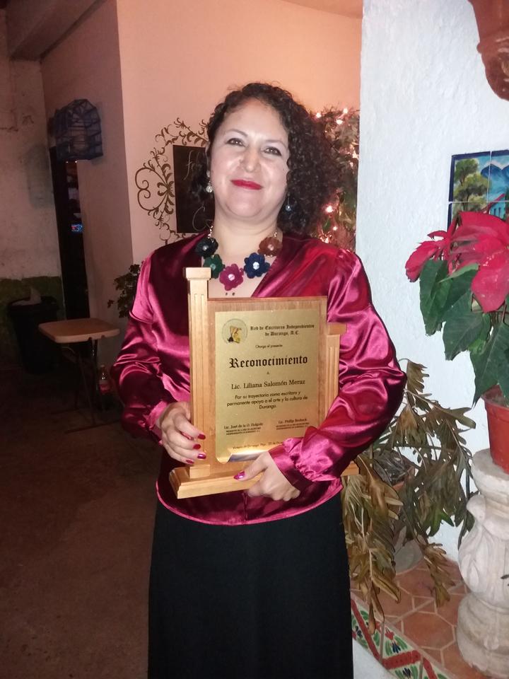 Red de Escritores de Durango reconoce trayectoria de Liliana Salomón