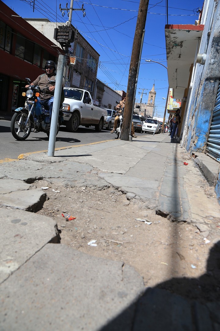 Banquetas en mal estado, en pleno Centro de la ciudad