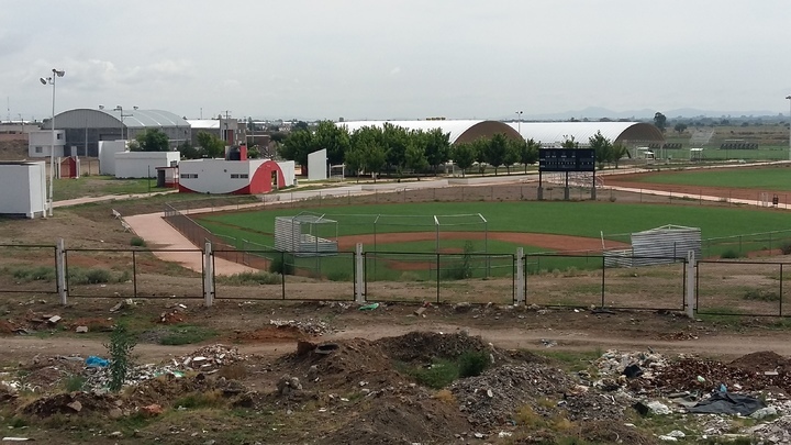 Dejan a medias el Polideportivo Mario Vázquez Raña