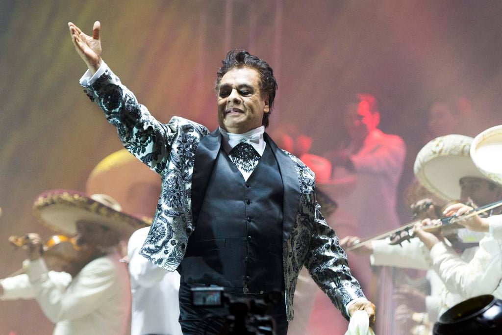 1950: Nace Juan Gabriel, cantautor, compositor, cantante y productor mexicano de fama internacional