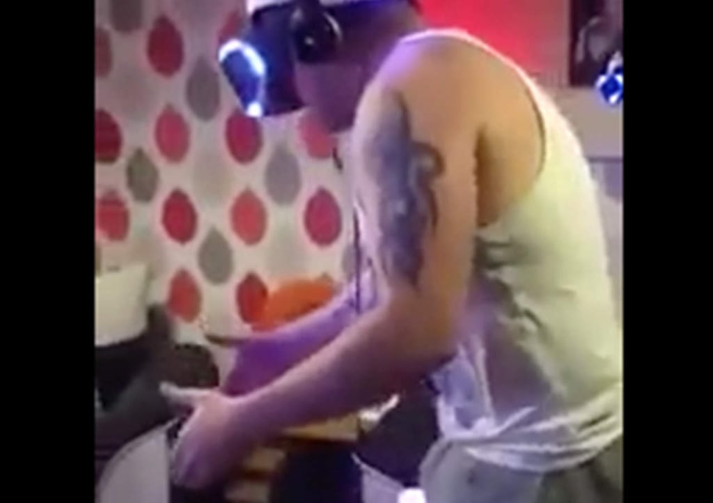 Descubre a su esposo teniendo sexo con realidad virtual