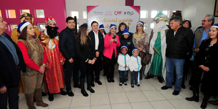 Conviven Aispuro y Sra. Elvira  con niños de Casa Hogar