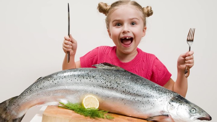 Comer pescado, benéfico para niños