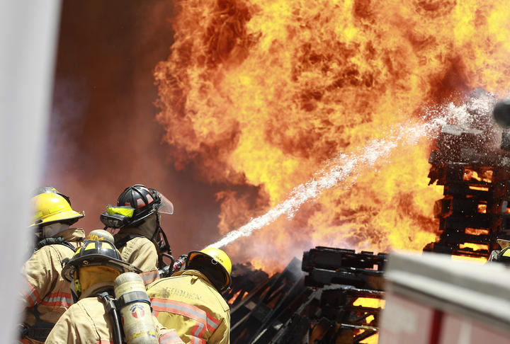 Bomberos ganan en promedio cuatro mil 500 pesos al mes