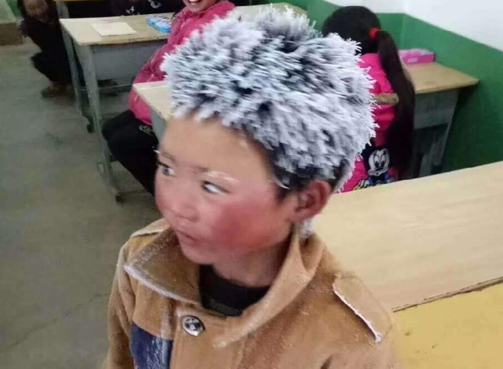 Niño llega a la escuela con el cabello congelado