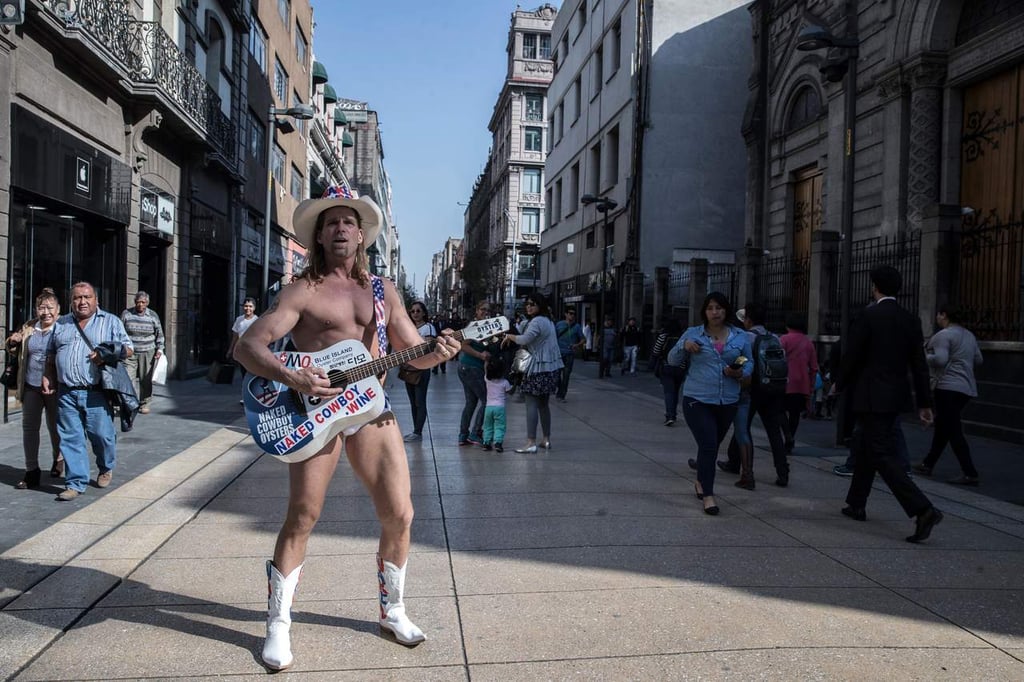 El 'Vaquero Desnudo' de NY causa furor en Ciudad de México