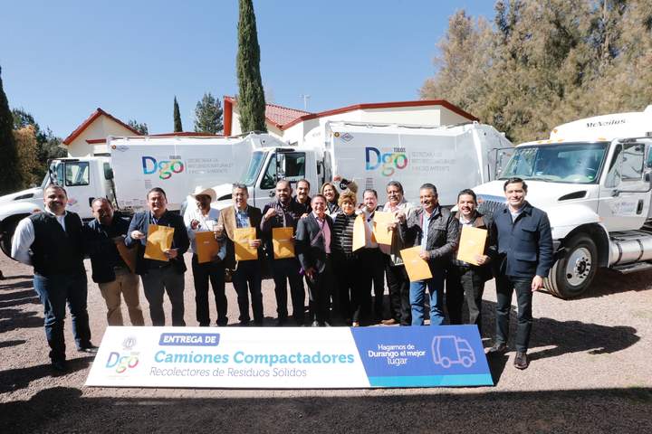 Entrega Aispuro camiones recolectores a 14 municipios