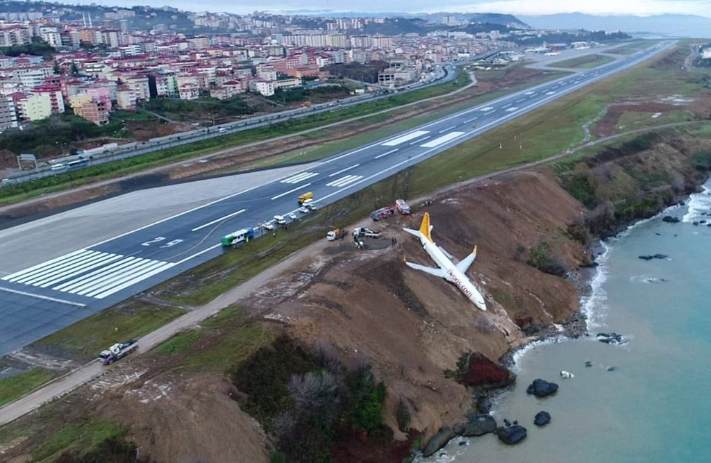 Un avión turco se sale de pista y queda atrapado en acantilado