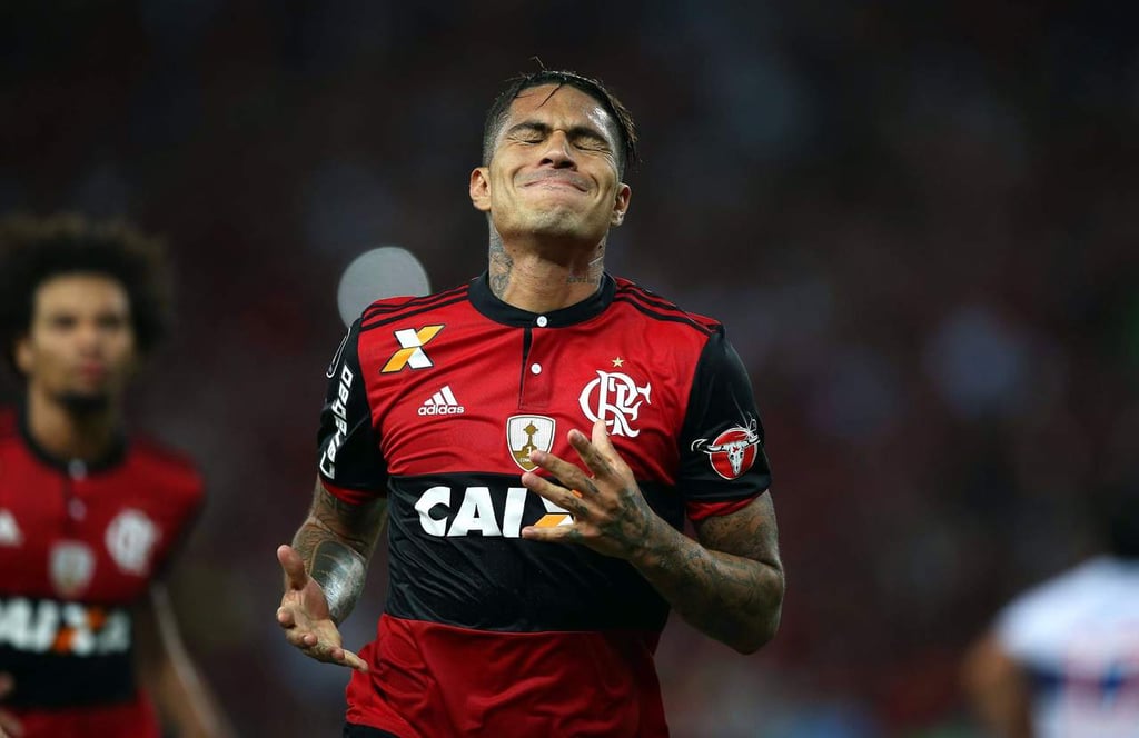 Flamengo suspende contrato al peruano Guerrero