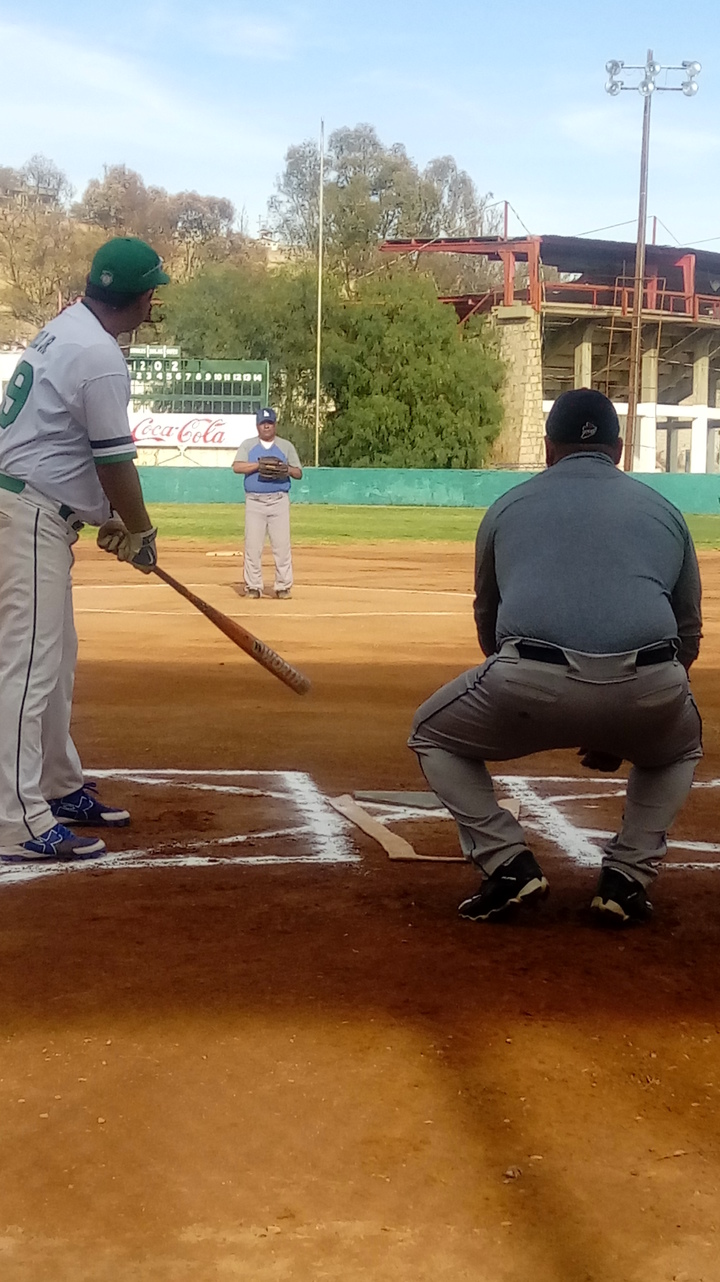 ¿Quién a la final de slow pitch?