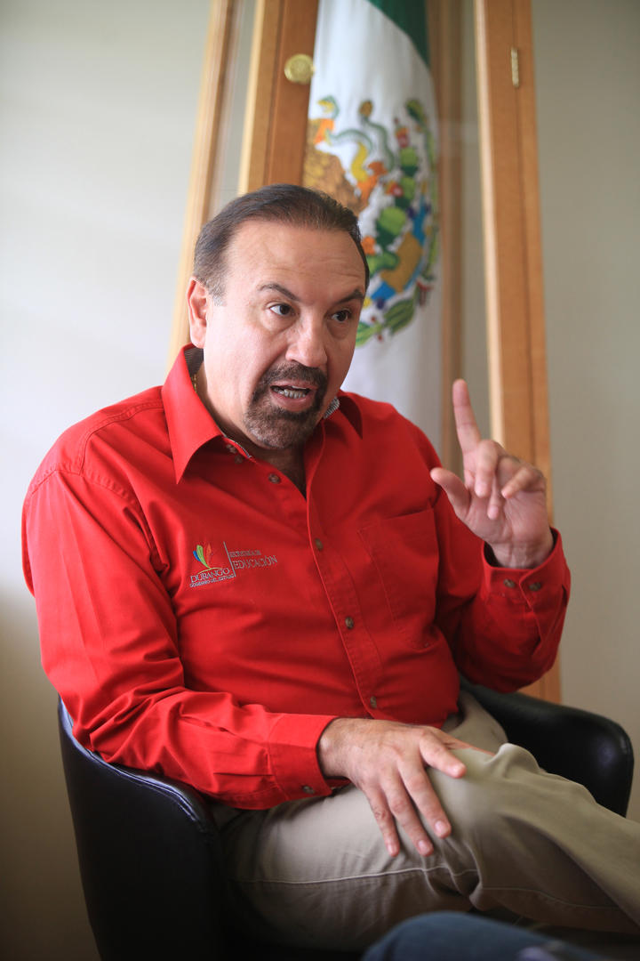 Abandona Héctor Vela militancia del PRI