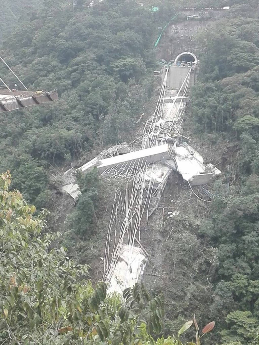 Diez muertos al caer puente en Colombia