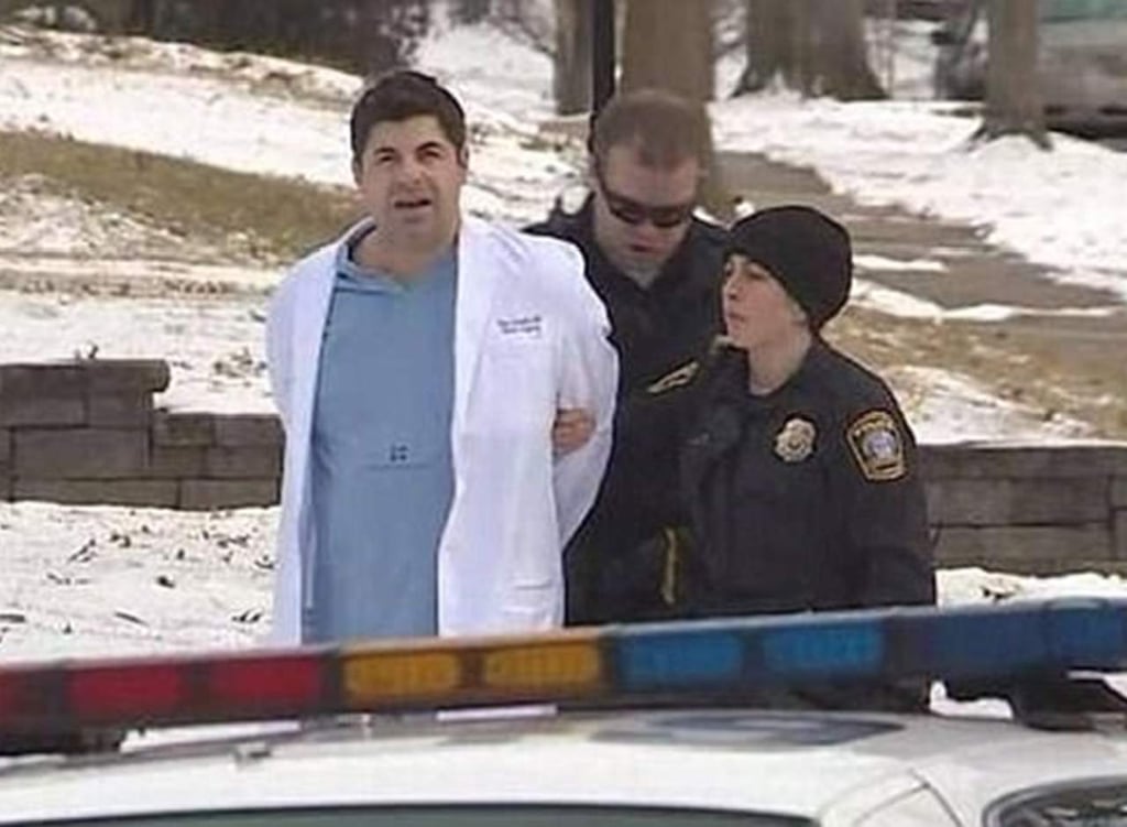 Doctor llega ebrio a cirugía y huye al ver que llegan a arrestarlo