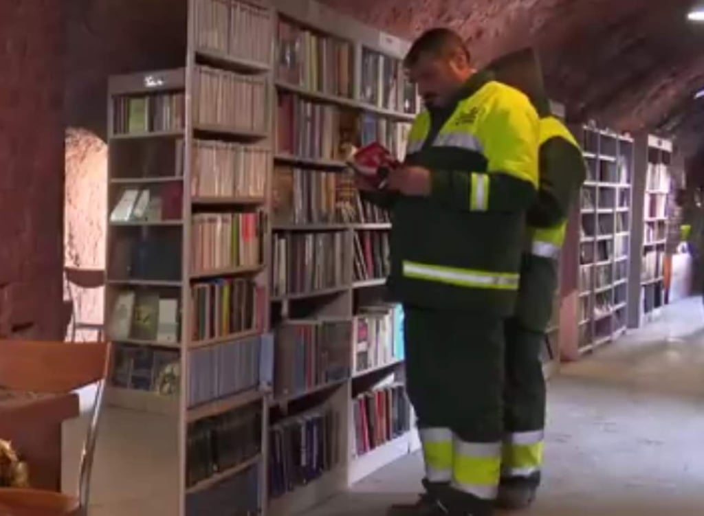 Recolectores de basura crean biblioteca con libros desechados
