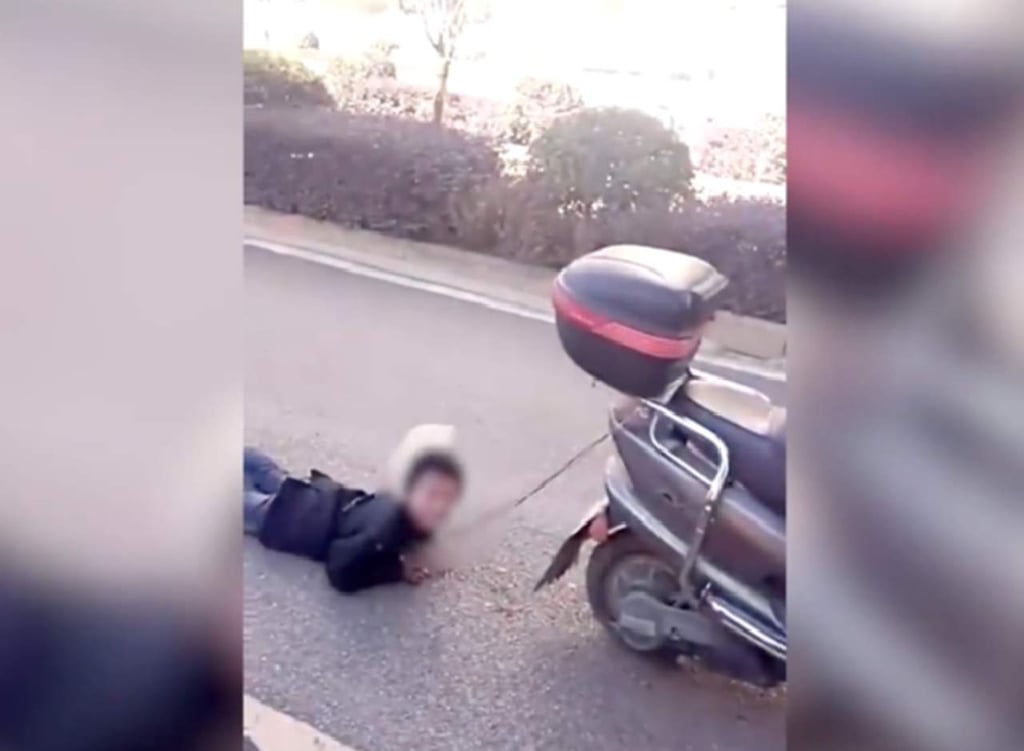 Arrastra de una moto a su hijo como ‘castigo’ por ser travieso