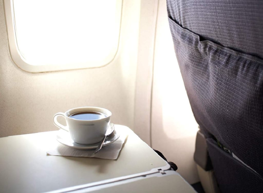 Revelan por qué no es bueno pedir café en los aviones