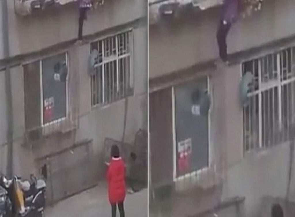 Obliga a su hija a escalar dos pisos porque olvidó sus llaves en casa